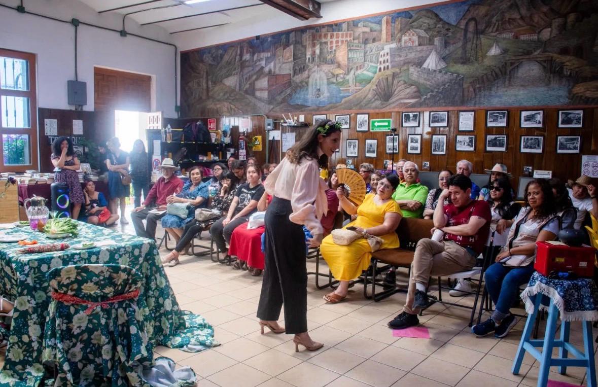 En un ambiente de cultura, reflexión y reconocimiento al talento femenino en las artes escénicas, la Alcaldesa de Azcapotzalco, la Maestra Nancy Marlene Núñez Reséndiz, asistió al inicio de la puesta en escena “Conjuro de Tres”, una obra teatral escrita por Susana Meléndez y dirigida por Faviola Llamas, la cual reúne de manera imaginaria a dos grandes figuras de la literatura mexicana: Pita Amor y Elena Garro