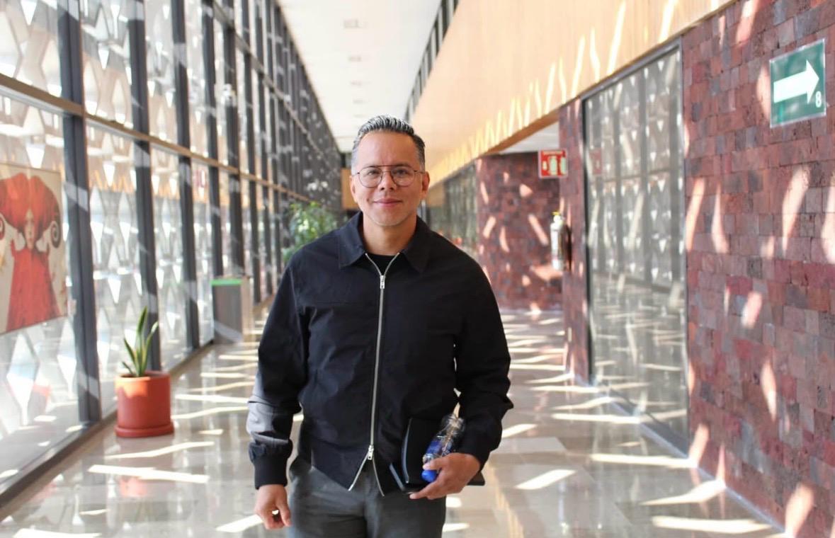 En la Cámara de Diputados, el Diputado Federal por Tlalpan, el Maestro Carlos Mirón, alzó la voz con firmeza para anunciar y explicar la ruta de una iniciativa legislativa contundente que busca frenar el uso criminal de la inteligencia artificial en la generación de imágenes manipuladas con contenido sexual