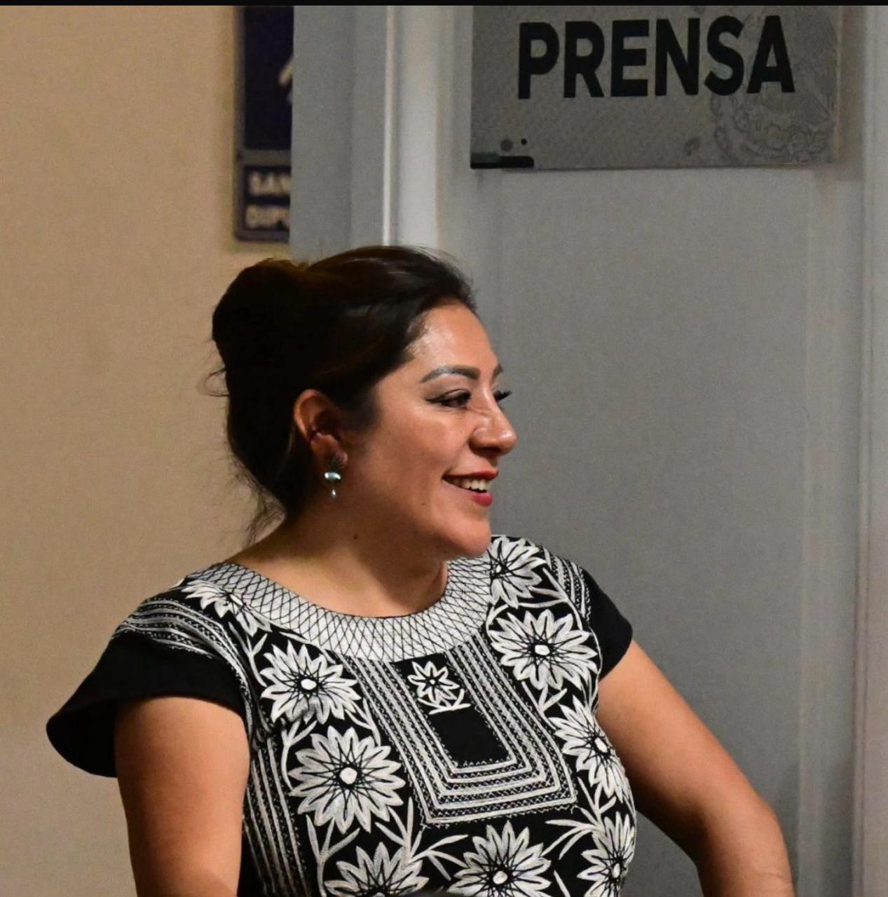 La Diputada Xóchitl Bravo Espinoza participó con entusiasmo y profundo orgullo en la histórica conmemoración de la Calenda Oaxaqueña realizada en el recinto del Congreso de la Ciudad de México, donde la cultura, las tradiciones y el espíritu de los pueblos originarios llenaron de vida uno de los espacios más emblemáticos de la capital del país