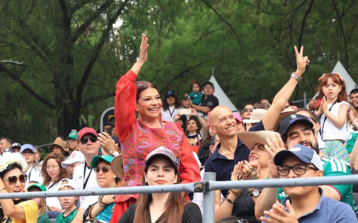 Entre alegrÃa, orgullo y emoción desbordada, la Diputada Xóchitl Bravo Espinosa celebra junto al pueblo el espectacular Desfile Mundialista en Paseo de la Reforma y reconoce a Clara Brugada Molina por hacer historia en la Ciudad de México