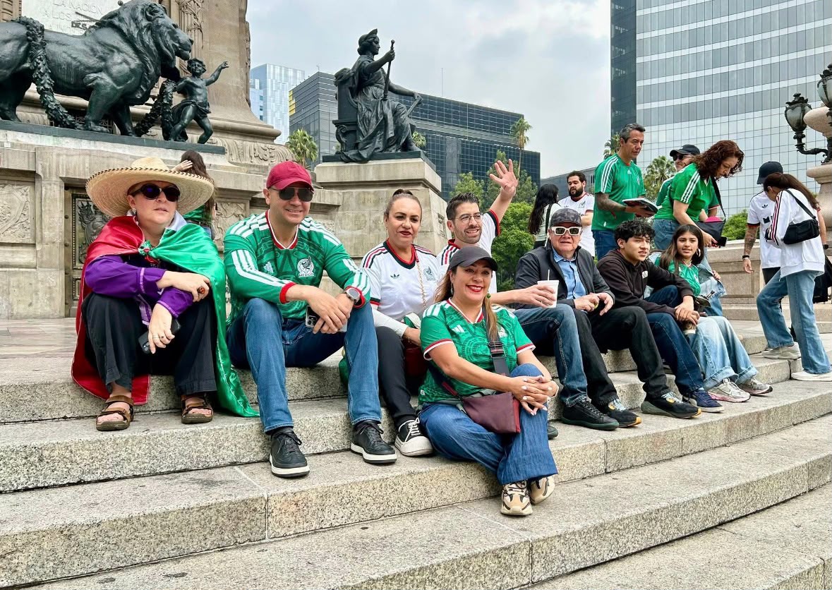 Con enorme alegría y entusiasmo, la diputada Xóchitl Bravo Espinoza, coordinadora del Grupo Parlamentario de MORENA en el Congreso de la Ciudad de México, celebró su participación en la histórica Ola Más Grande del Mundo, un acontecimiento que llenó de emoción, orgullo y felicidad a miles de personas que se dieron cita para formar parte de este récord que ya es motivo de orgullo para toda la capital