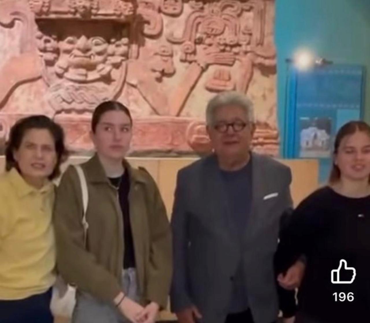 El Doctor Plácido Morales Vázquez comparte con su familia una visita al Museo Nacional de Antropología
