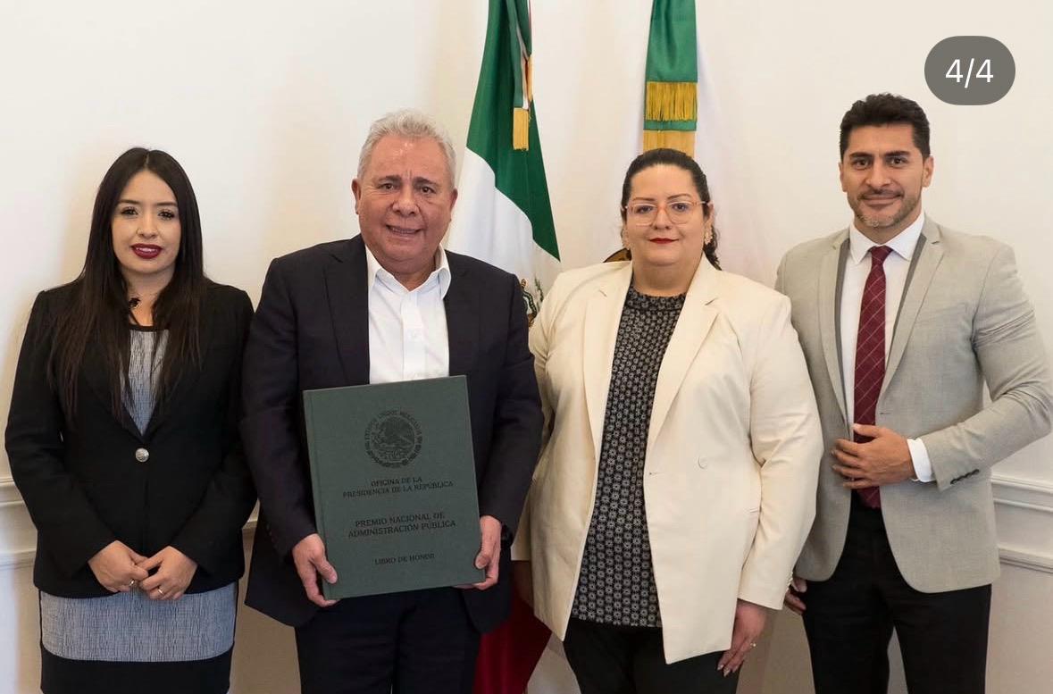 MARCO ANTONIO GARCÍA AYALA HONRA CON SU FIRMA EL LIBRO DE HONOR DE LOS PREMIOS NACIONALES DE ADMINISTRACIÓN PÚBLICA