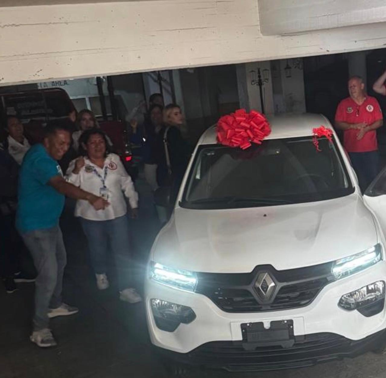 ¡FELICIDADES, GUADALUPE! ALEJANDRO MARÍN RANGEL ENTREGA EL RENAULT A LA GANADORA DE LA RIFA POR EL 91 ANIVERSARIO DE LA SECCIÓN 7
